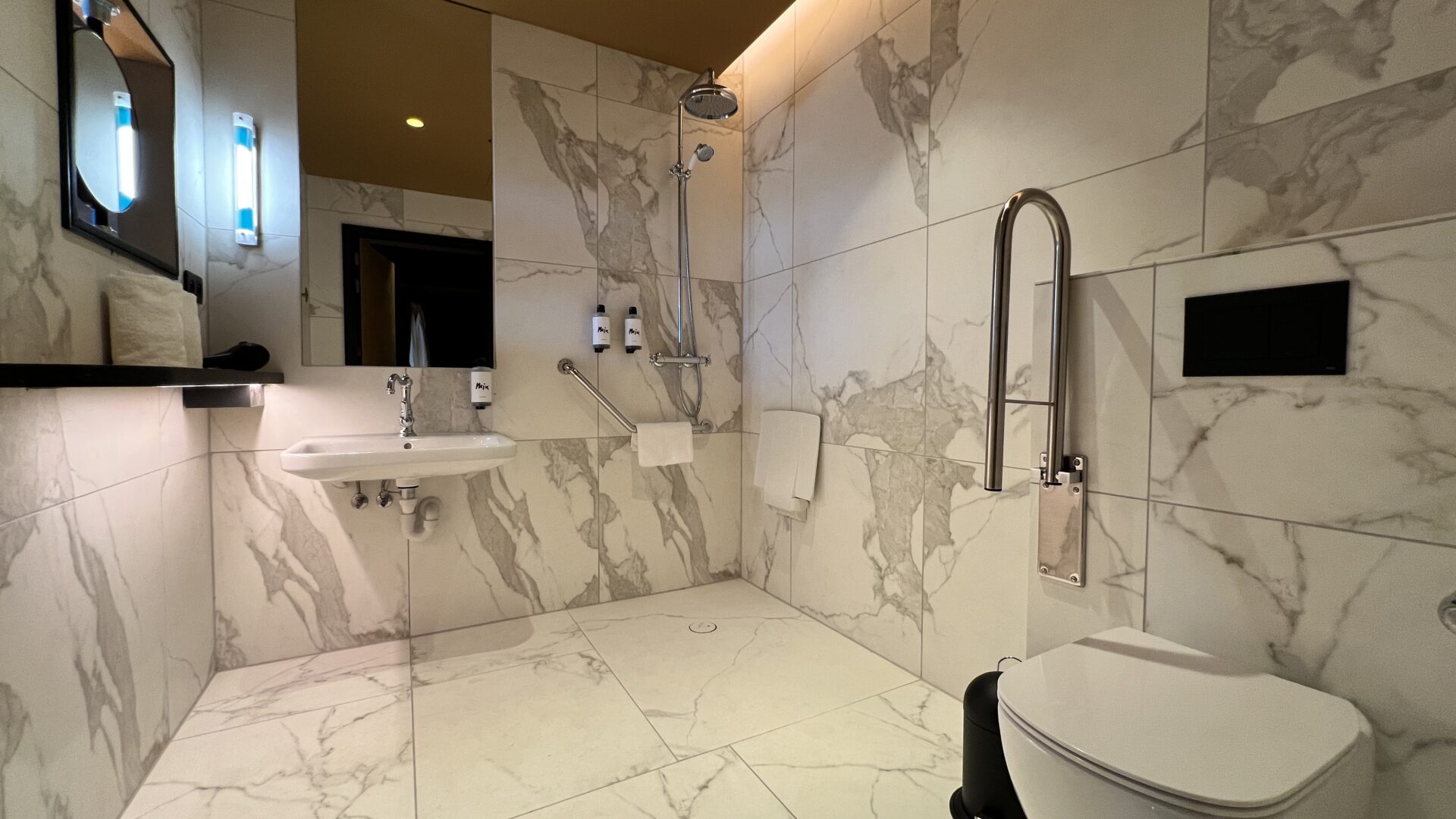 shower room mix hotel